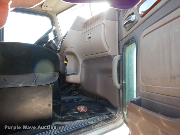 image for item DJ8103 2009 Peterbilt 384  semi truck