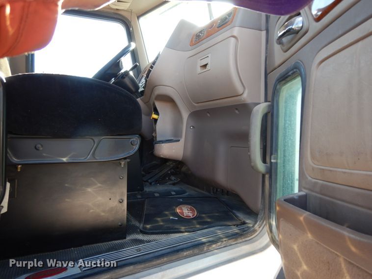 image for item DJ8103 2009 Peterbilt 384  semi truck