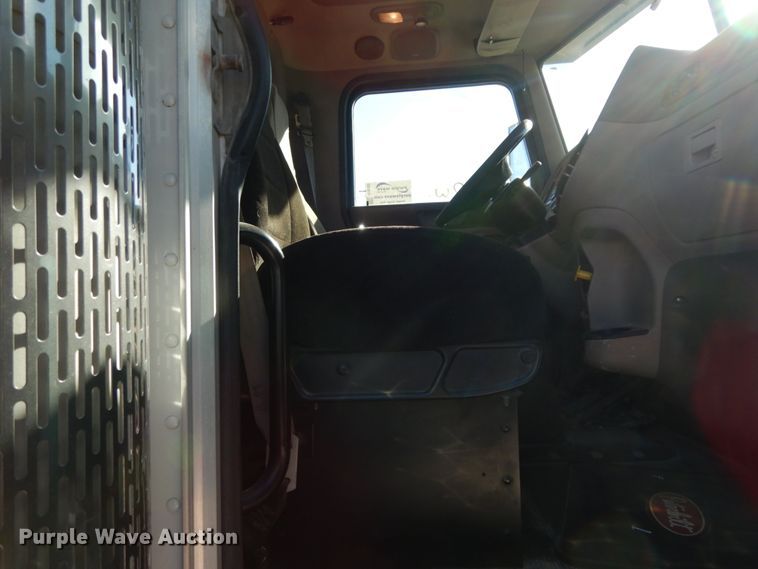 image for item DJ8103 2009 Peterbilt 384  semi truck