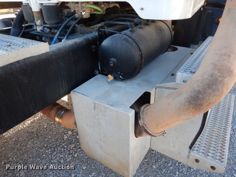 image for item DJ8103 2009 Peterbilt 384  semi truck