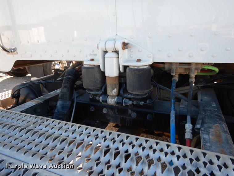 image for item DJ8103 2009 Peterbilt 384  semi truck