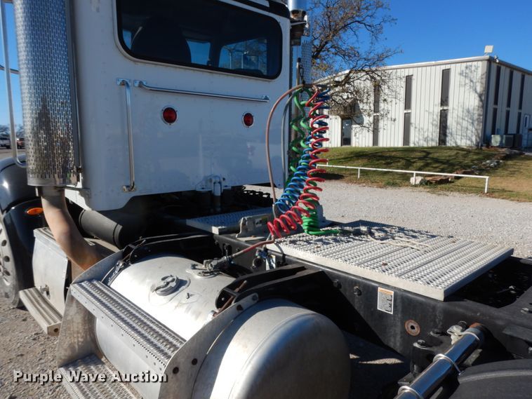 image for item DJ8103 2009 Peterbilt 384  semi truck