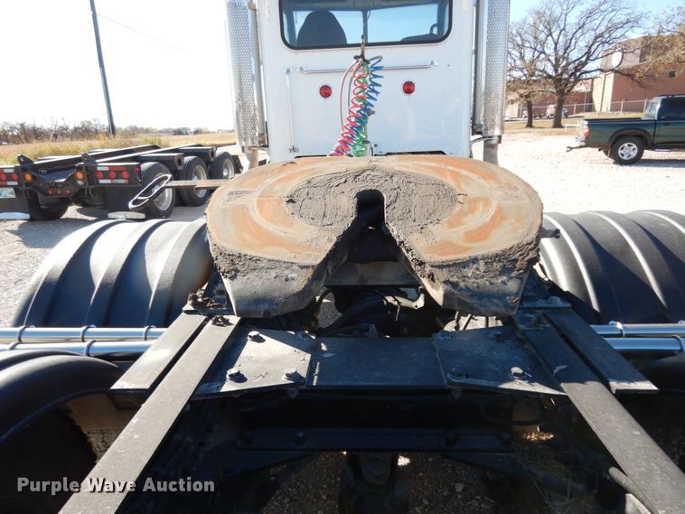 image for item DJ8103 2009 Peterbilt 384  semi truck