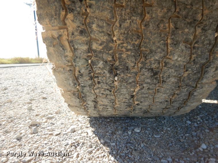 image for item DJ8103 2009 Peterbilt 384  semi truck