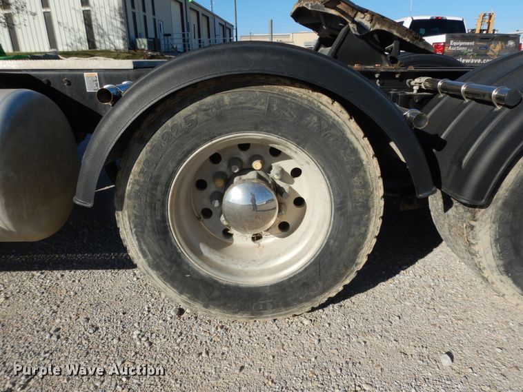 image for item DJ8103 2009 Peterbilt 384  semi truck