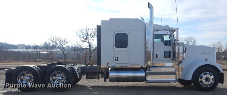 image for item DJ8587 2016 Kenworth W900  semi truck