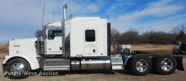 image for item DJ8587 2016 Kenworth W900  semi truck