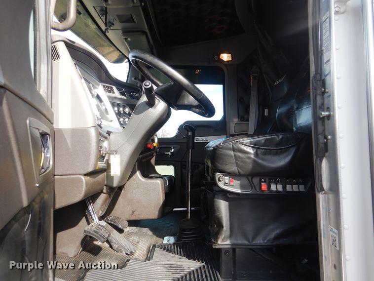 image for item DJ8587 2016 Kenworth W900  semi truck