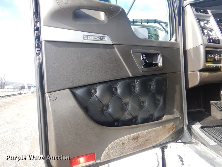 image for item DJ8587 2016 Kenworth W900  semi truck