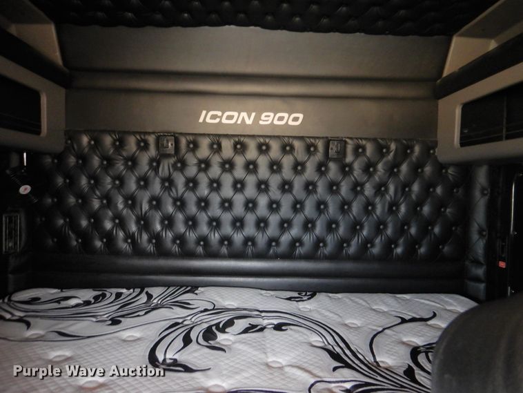 image for item DJ8587 2016 Kenworth W900  semi truck