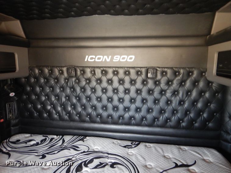 image for item DJ8587 2016 Kenworth W900  semi truck