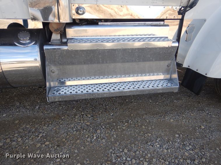 image for item DJ8587 2016 Kenworth W900  semi truck