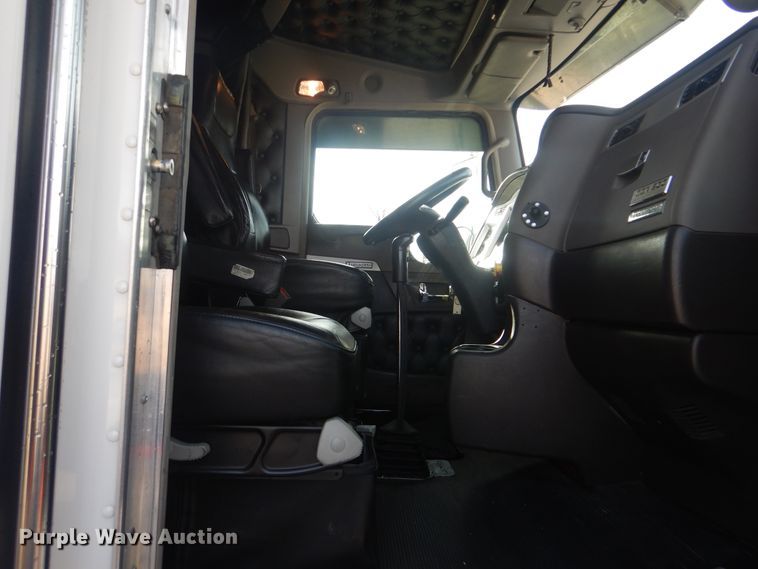 image for item DJ8587 2016 Kenworth W900  semi truck