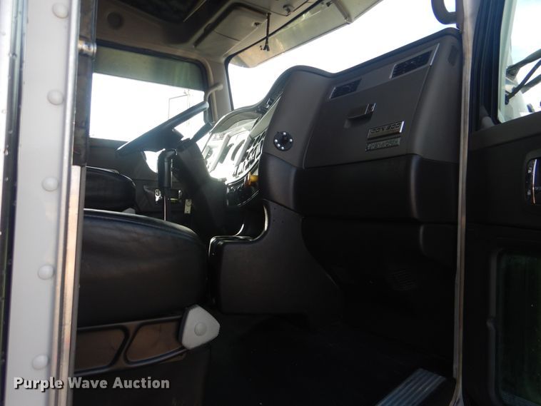 image for item DJ8587 2016 Kenworth W900  semi truck