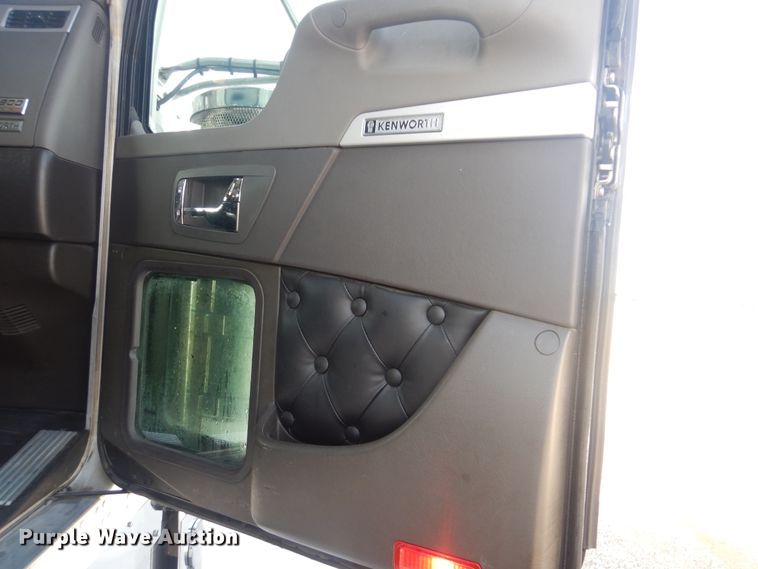 image for item DJ8587 2016 Kenworth W900  semi truck