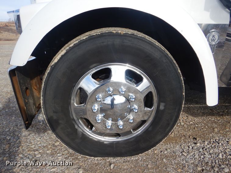 image for item DJ8587 2016 Kenworth W900  semi truck