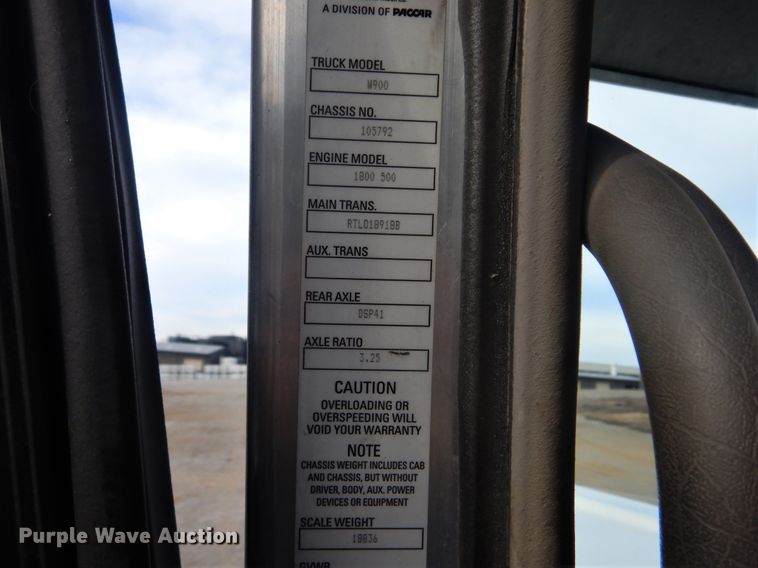 image for item DJ8587 2016 Kenworth W900  semi truck