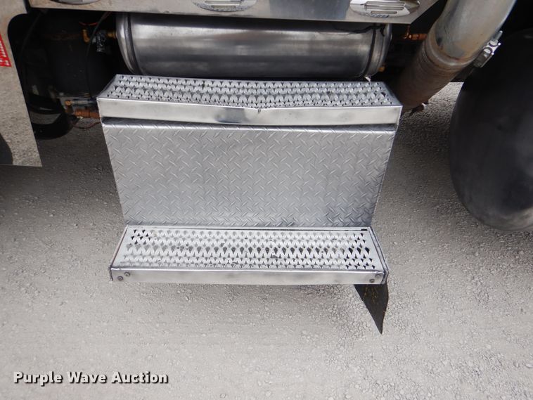 image for item DJ8594 1999 Peterbilt 379  semi truck