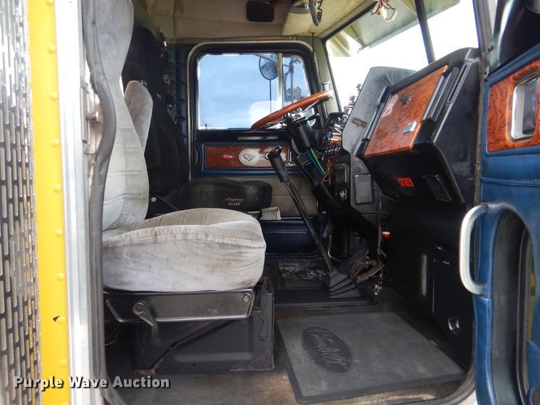 image for item DJ8594 1999 Peterbilt 379  semi truck