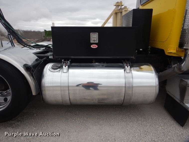 image for item DJ8594 1999 Peterbilt 379  semi truck