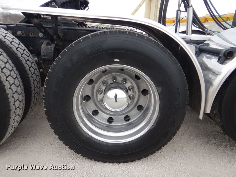 image for item DJ8594 1999 Peterbilt 379  semi truck