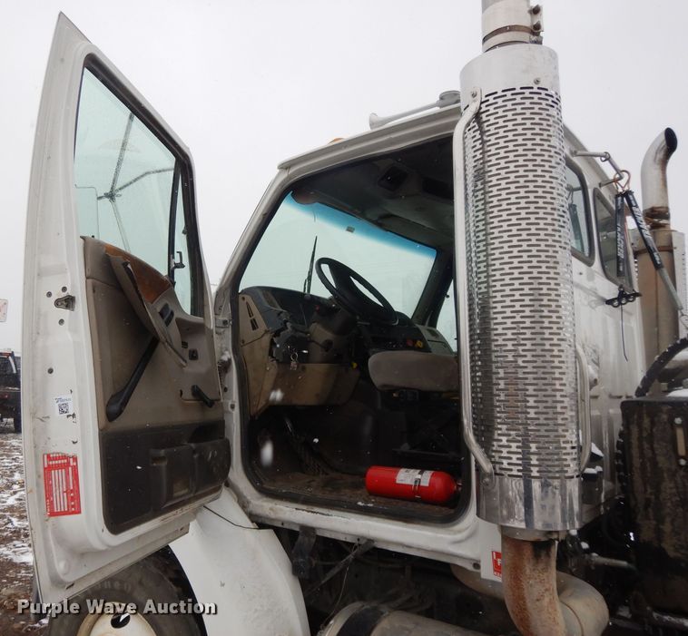 image for item DL2647 2005 Sterling AT9500  truck tractor