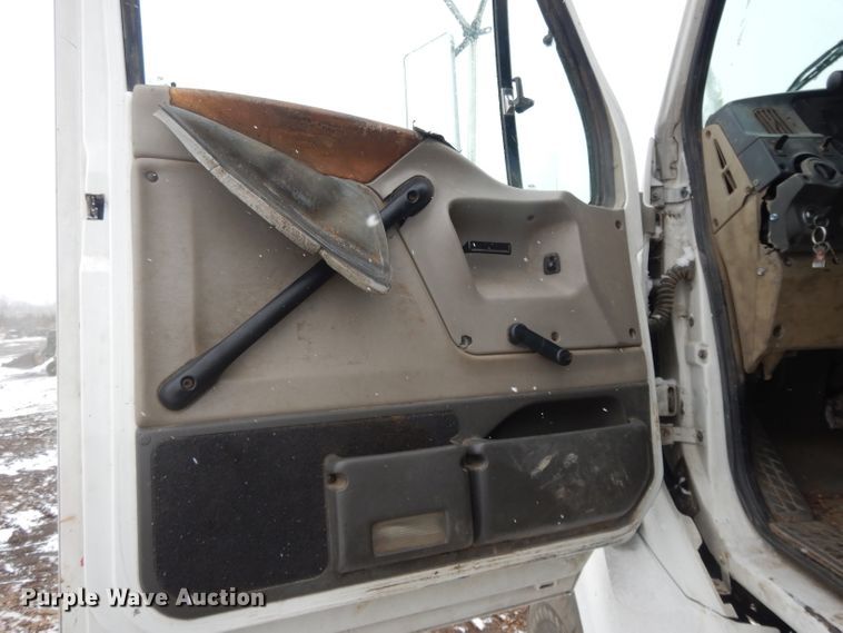 image for item DL2647 2005 Sterling AT9500  truck tractor