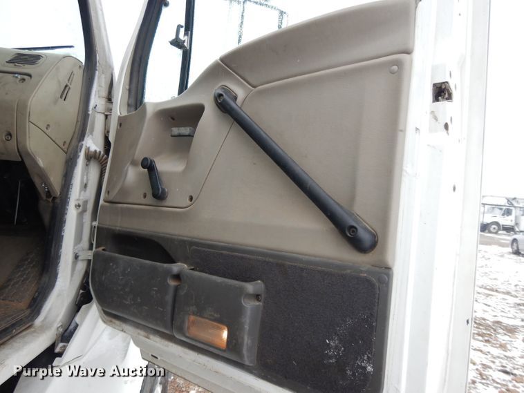 image for item DL2647 2005 Sterling AT9500  truck tractor