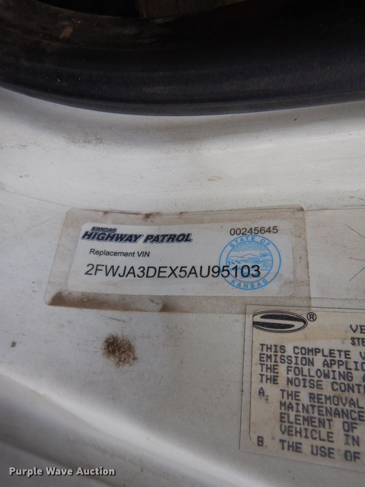 image for item DL2647 2005 Sterling AT9500  truck tractor