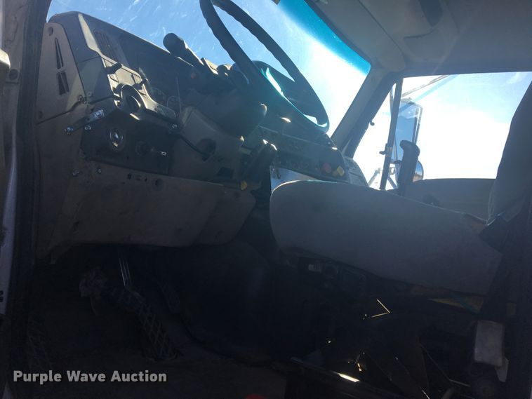 image for item DL2647 2005 Sterling AT9500  truck tractor