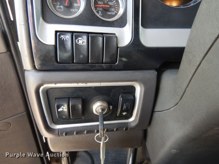 image for item DL2652 2009 Kenworth T800  semi truck