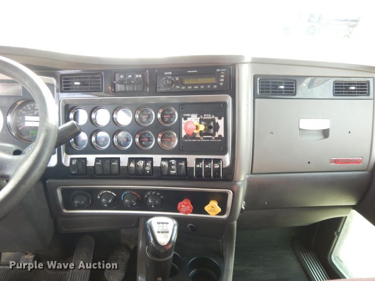 image for item DL2652 2009 Kenworth T800  semi truck