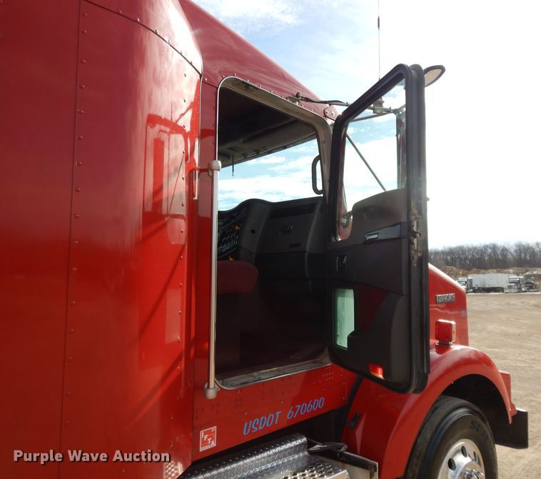 image for item DL2652 2009 Kenworth T800  semi truck