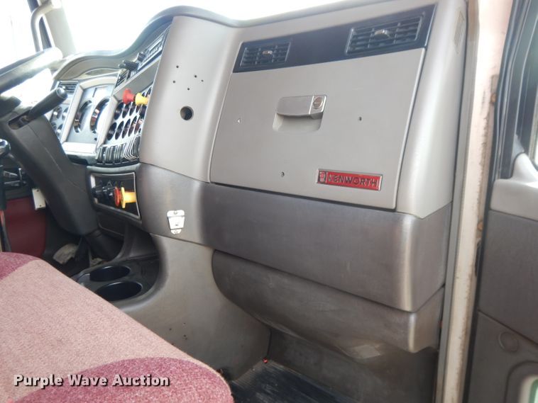 image for item DL2652 2009 Kenworth T800  semi truck