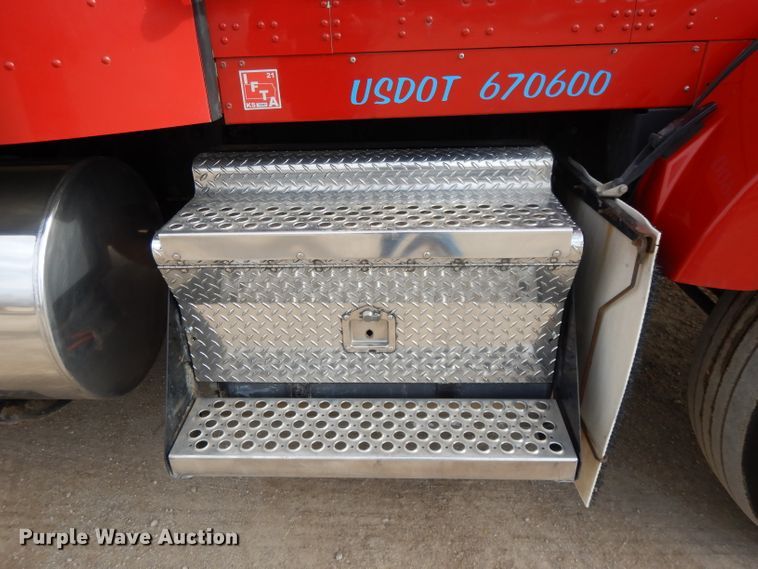 image for item DL2652 2009 Kenworth T800  semi truck