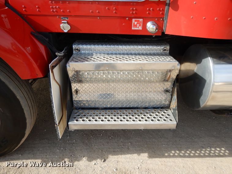 image for item DL2652 2009 Kenworth T800  semi truck