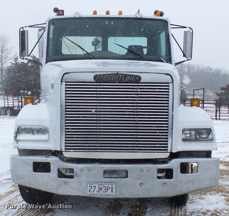 image for item DT9898 1986 Freightliner FLC  semi truck