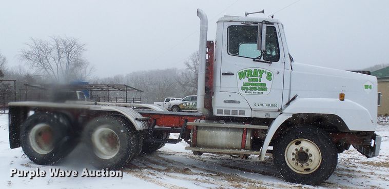 image for item DT9898 1986 Freightliner FLC  semi truck