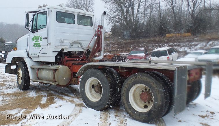 image for item DT9898 1986 Freightliner FLC  semi truck
