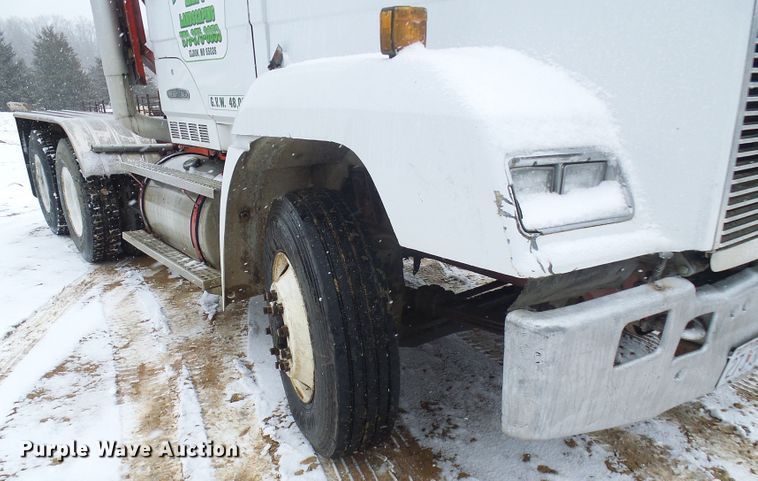 image for item DT9898 1986 Freightliner FLC  semi truck