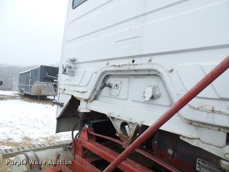 image for item DT9898 1986 Freightliner FLC  semi truck