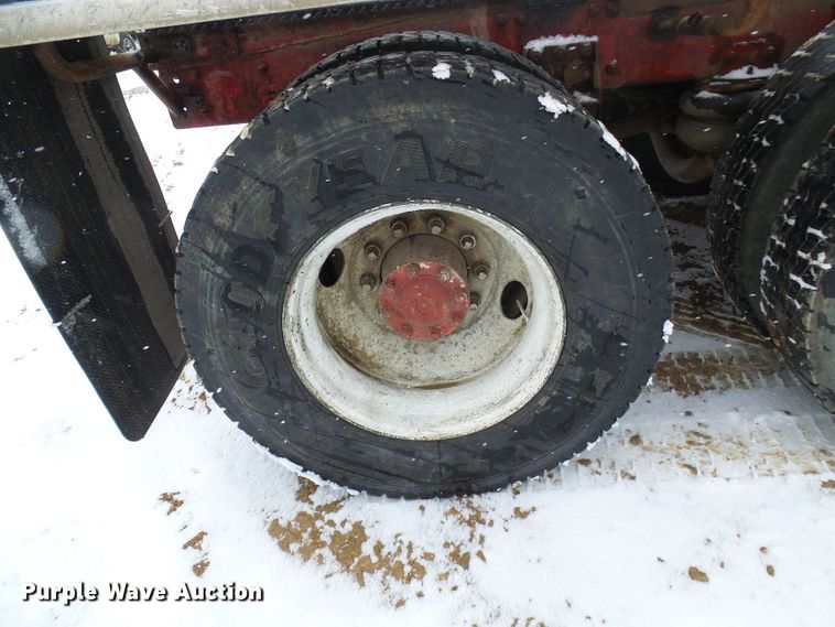 image for item DT9898 1986 Freightliner FLC  semi truck