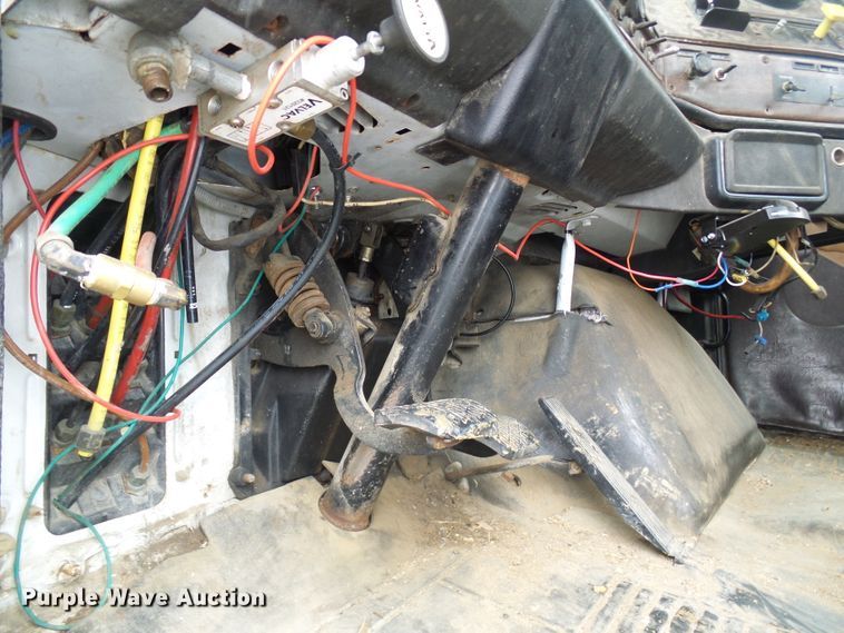 image for item DT9898 1986 Freightliner FLC  semi truck