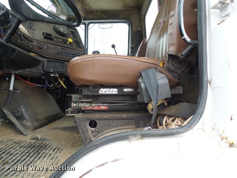 image for item DT9898 1986 Freightliner FLC  semi truck