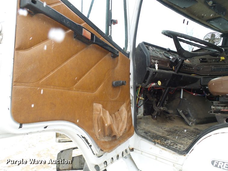 image for item DT9898 1986 Freightliner FLC  semi truck