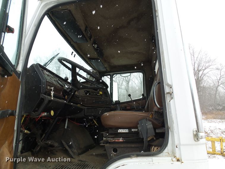 image for item DT9898 1986 Freightliner FLC  semi truck