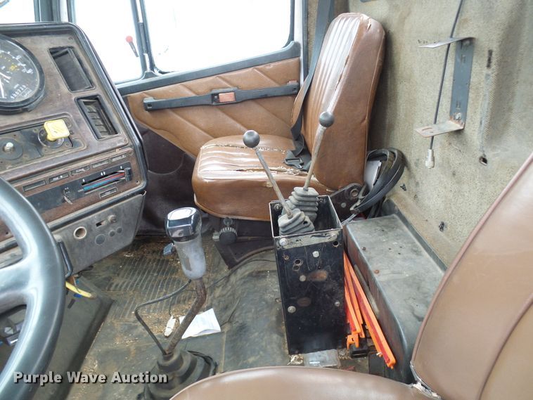 image for item DT9898 1986 Freightliner FLC  semi truck