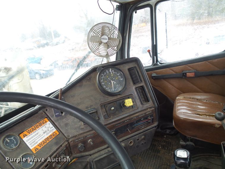 image for item DT9898 1986 Freightliner FLC  semi truck