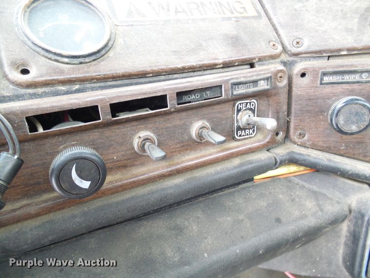 image for item DT9898 1986 Freightliner FLC  semi truck