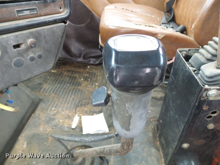 image for item DT9898 1986 Freightliner FLC  semi truck